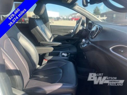 Used 2025 Chrysler Pacifica Select image 19