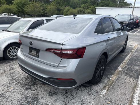Used 2023 Volkswagen Jetta SE w/ Panoramic Sunroof Package image 4