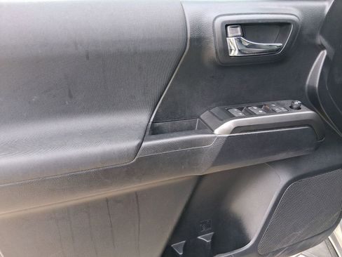 Used 2020 Toyota Tacoma TRD Sport image 12