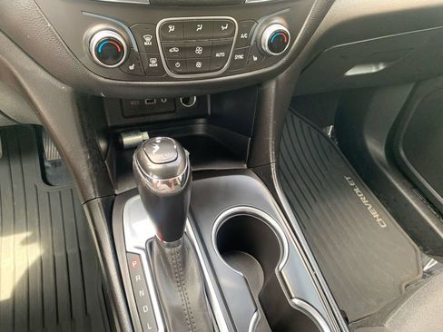 Used 2019 Chevrolet Equinox LT w/ Driver Convenience Package FWD image 12