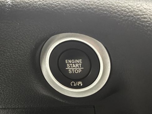 Used 2023 Chrysler Pacifica Touring image 30