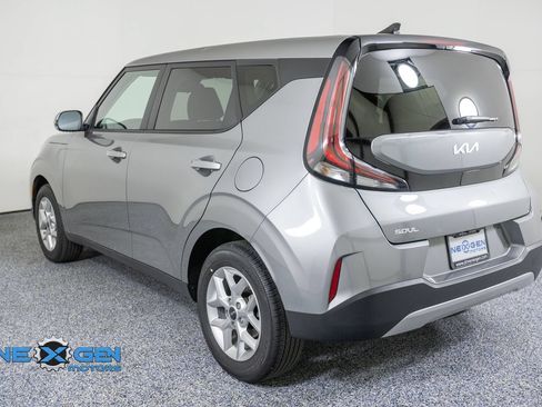 Used 2025 Kia Soul LX w/ LX Technology Package FWD image 5