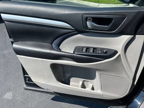 Used 2017 Toyota Highlander SE AWD/4WD image 29