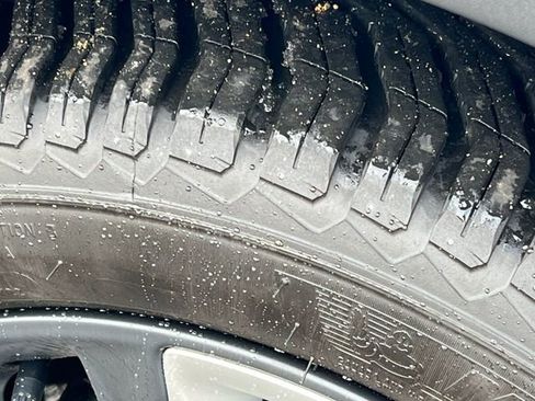 Used 2022 Chevrolet Bolt EUV LT w/ Convenience Package image 8