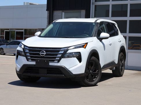 Used 2025 Nissan Rogue SV AWD/4WD image 3