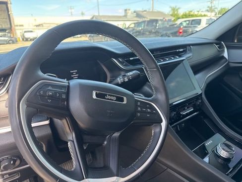 Used 2023 Jeep Grand Cherokee Laredo w/ Luxury Tech Group I image 10