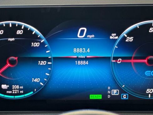 Used 2023 Mercedes-Benz EQB 300 4MATIC image 35