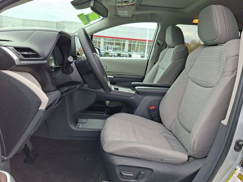 Used 2024 Toyota Sienna LE image 14