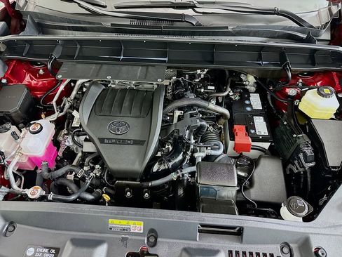 Used 2025 Toyota Highlander XLE image 32