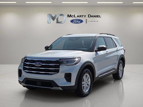 Used 2025 Ford Explorer Active AWD/4WD image 2