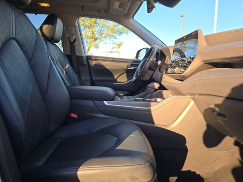 Certified 2021 Toyota Highlander Platinum image 11