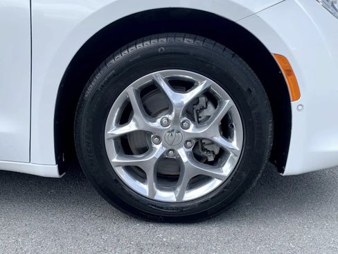 Used 2017 Chrysler Pacifica Limited w/ Advanced Safetytec Group FWD image 10