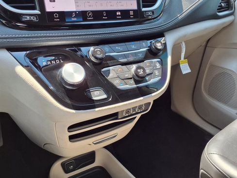 Used 2023 Chrysler Pacifica Touring-L FWD image 25
