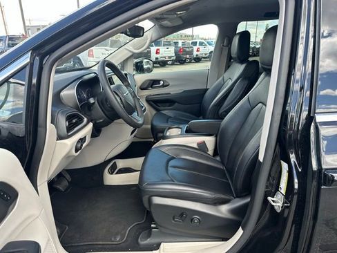 Used 2024 Chrysler Pacifica Limited FWD image 24
