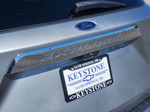 Used 2023 Ford Explorer Limited image 11