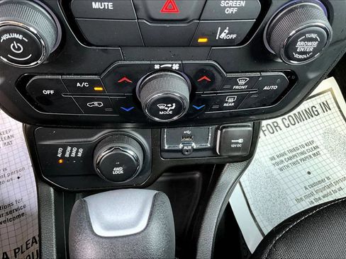 Used 2023 Jeep Renegade Latitude AWD/4WD image 14