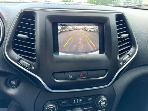 Used 2020 Jeep Cherokee Latitude Plus w/ Cold Weather Group AWD/4WD image 4