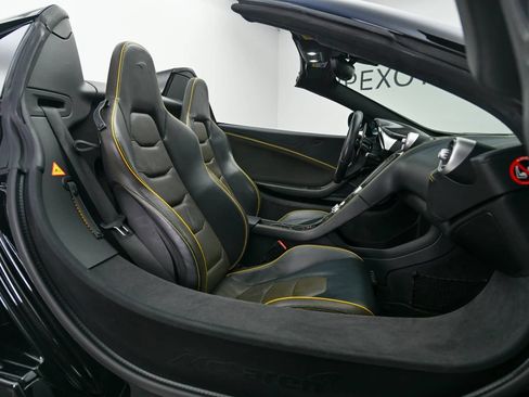 Used 2016 McLaren 650S Spider RWD image 6