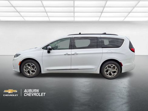 Used 2023 Chrysler Pacifica Limited FWD image 2