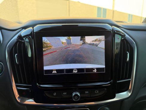Used 2022 Chevrolet Traverse LT FWD image 22