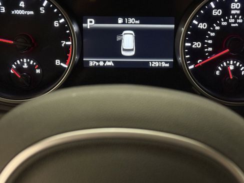 Used 2024 Kia Carnival LX image 19