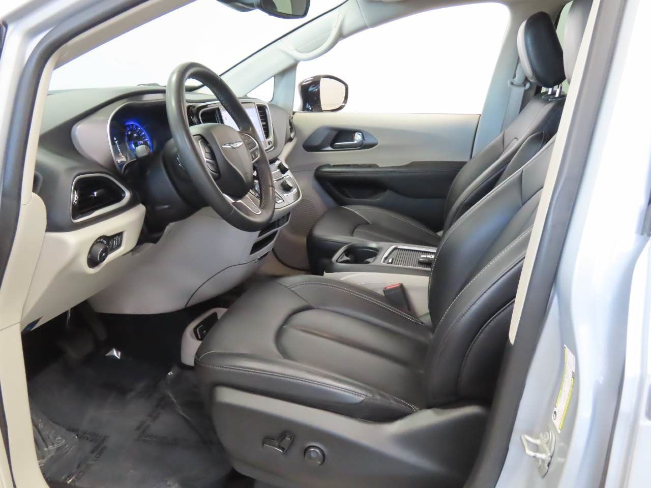 Used 2024 Chrysler Pacifica Touring-L FWD image 14