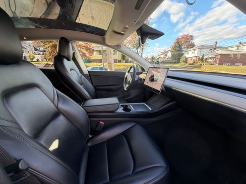 Used 2022 Tesla Model Y Long Range image 11