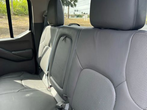 Used 2012 Nissan Frontier SL w/ Moonroof Pkg image 19