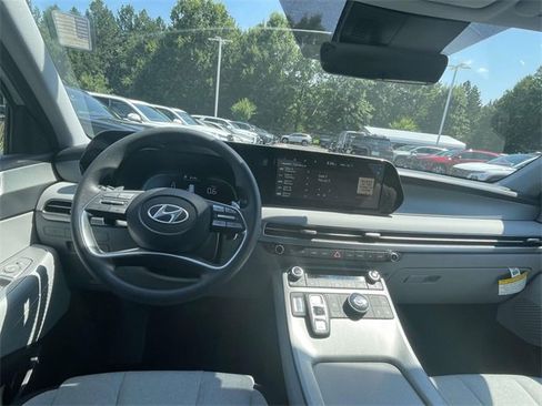 Certified 2025 Hyundai Palisade SE image 11
