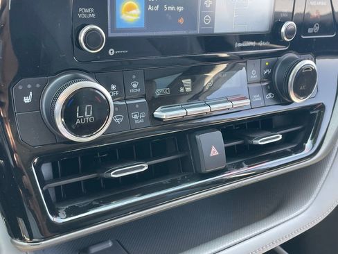 Used 2022 Toyota Highlander XLE image 11