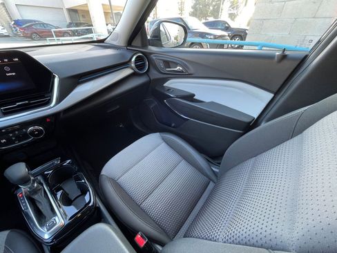Used 2025 Chevrolet Trax LT image 35