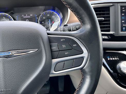 Used 2019 Chrysler Pacifica Touring-L w/ Tire & Wheel Group FWD image 18