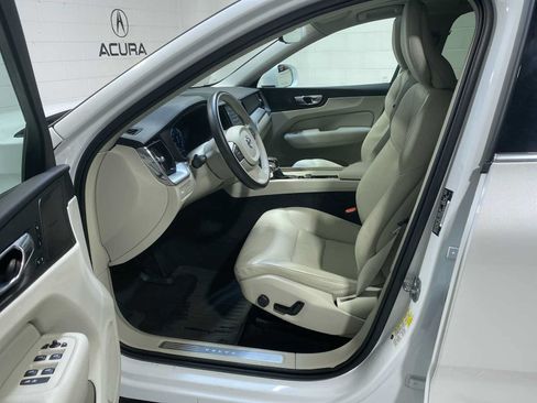 Used 2019 Volvo XC60 T5 Momentum w/ Multimedia Package AWD/4WD image 2