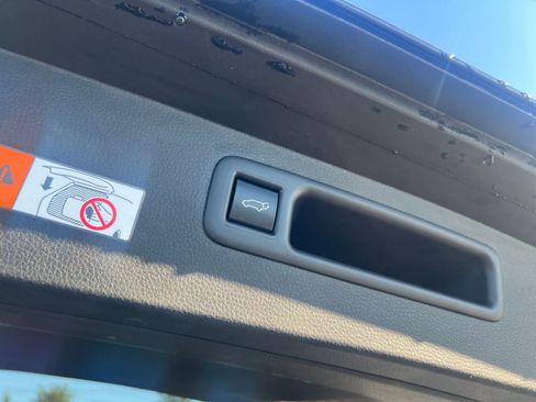 Used 2025 Toyota Highlander LE image 23