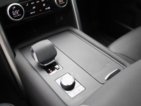 Certified 2024 Land Rover Discovery Dynamic SE image 22