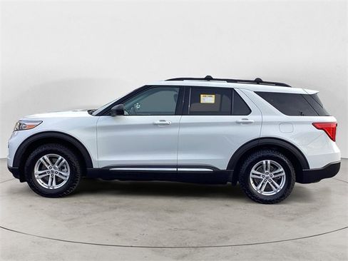 Used 2020 Ford Explorer XLT image 2