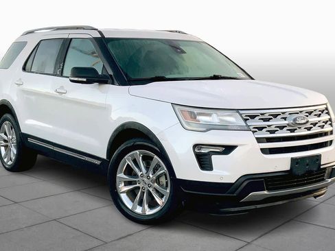 Used 2018 Ford Explorer XLT w/ Equipment Group 202A image 2