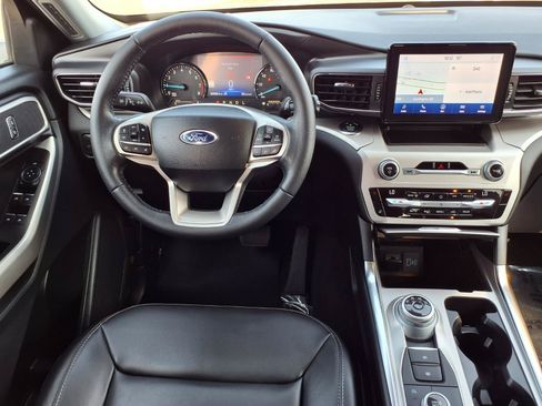 Used 2021 Ford Explorer XLT w/ Equipment Group 202A AWD/4WD image 6