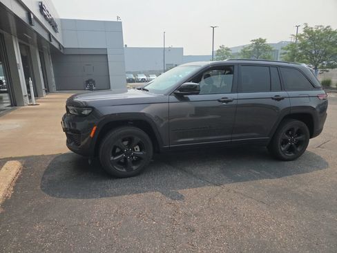 Used 2023 Jeep Grand Cherokee Altitude AWD/4WD image 7