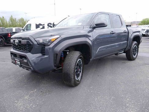 Used 2024 Toyota Tacoma TRD Off-Road image 4