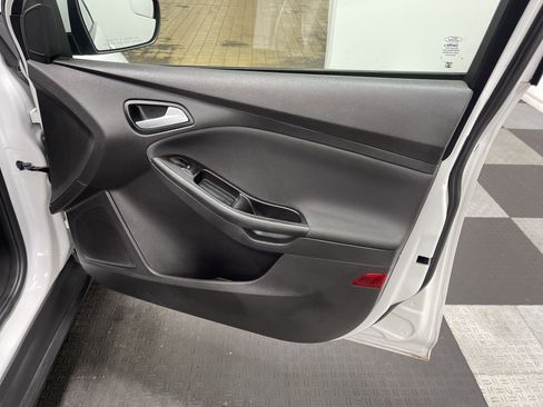 Used 2014 Ford Focus SE w/ SE Sport Package image 25
