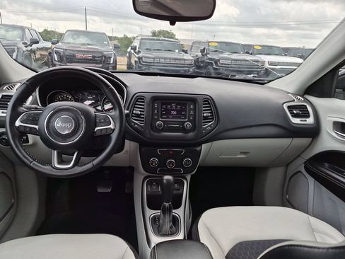 Used 2018 Jeep Compass Latitude FWD image 30