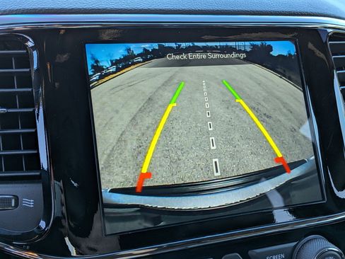 Used 2020 Jeep Grand Cherokee Laredo w/ Laredo X Package image 39