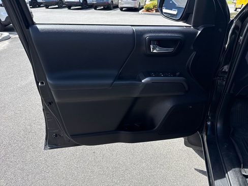 Used 2021 Toyota Tacoma TRD Sport w/ TRD Premium Sport Package AWD/4WD image 19