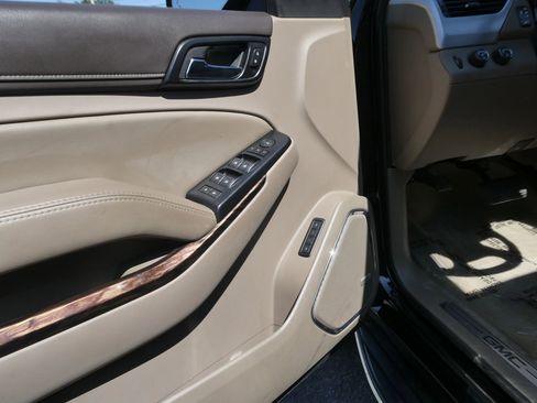 Used 2017 GMC Yukon SLT AWD/4WD image 16