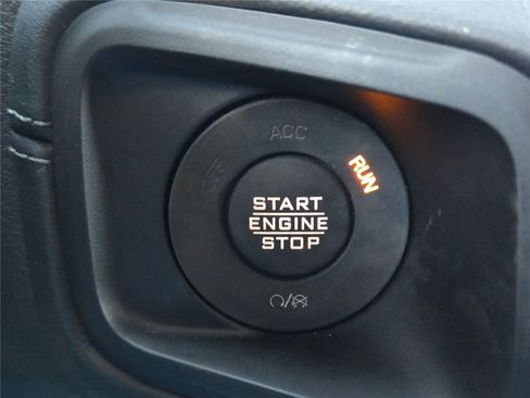 Used 2025 Jeep Wrangler Sahara image 27