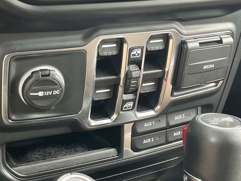 Used 2022 Jeep Wrangler Unlimited Sahara w/ LED Lighting Group AWD/4WD image 29