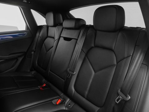 Certified 2025 Porsche Macan image 36