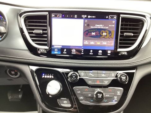 New 2026 Chrysler Pacifica Limited image 12