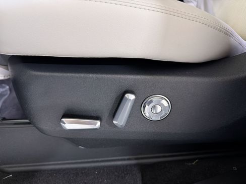 New 2026 Lincoln Navigator Premiere AWD/4WD image 11